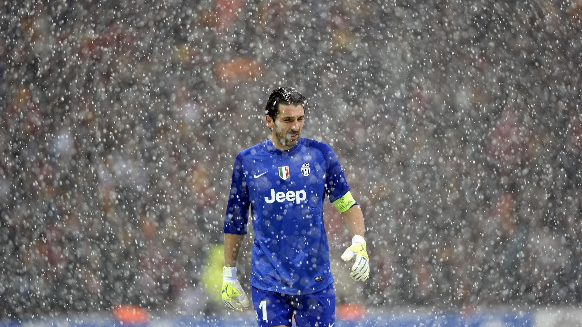 锋线巨星化身铁闸！莱万神级防守搅动战局，澳洲之战迷雾重重，锋线巨星化身铁闸！莱万神级防守拯救悬念